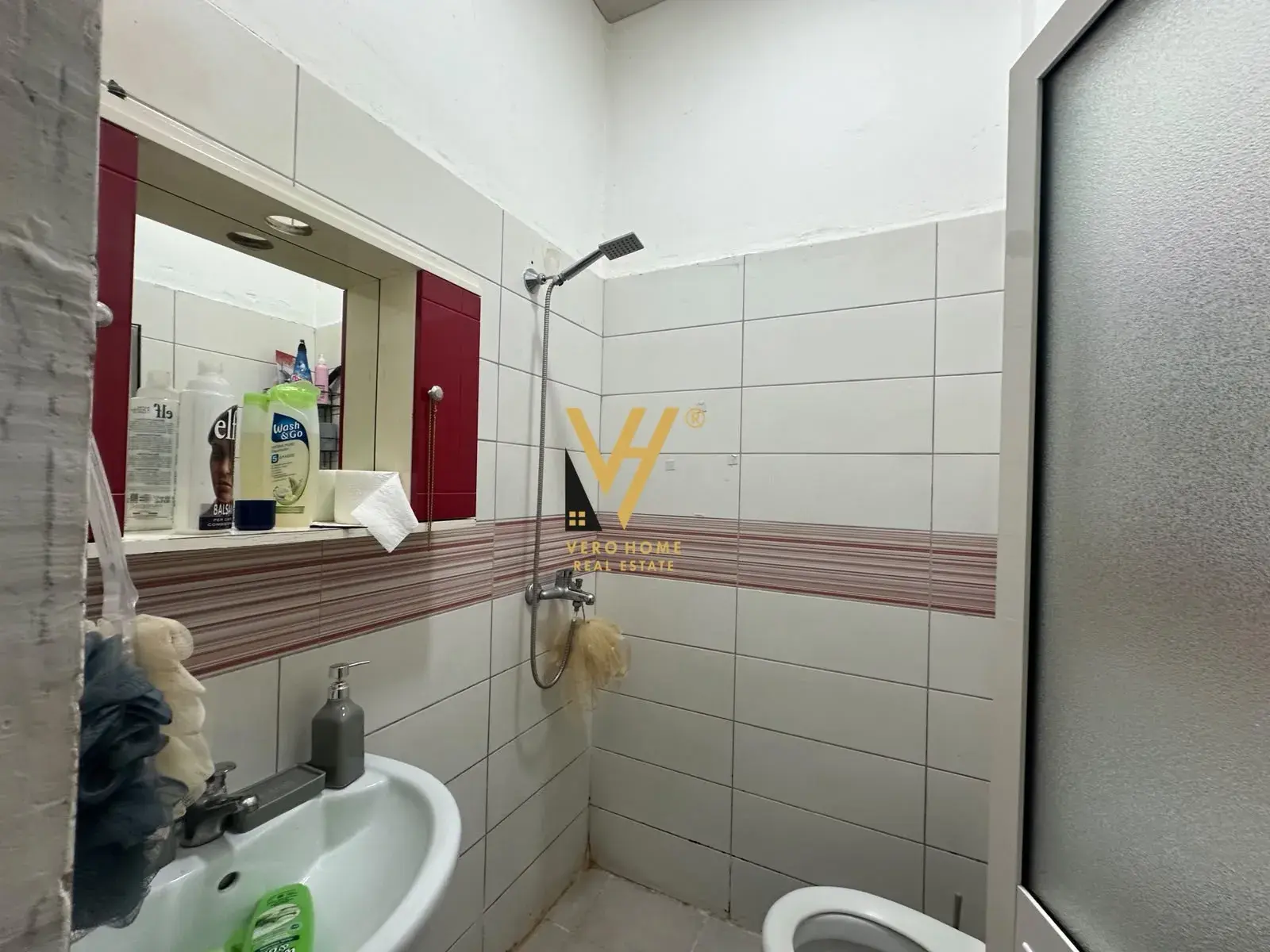 Balkon, Wohnung 2+2 zu verkaufen in Fresku, Tirana