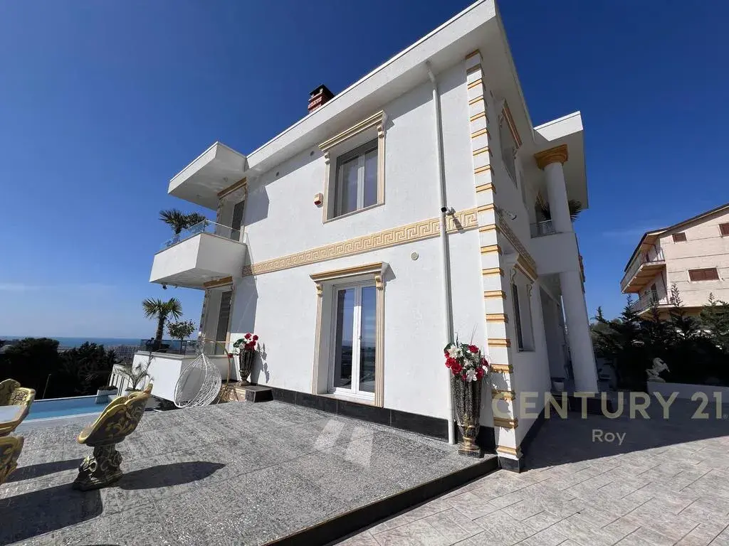 Immeuble, villa 4+1 à vendre à Golem