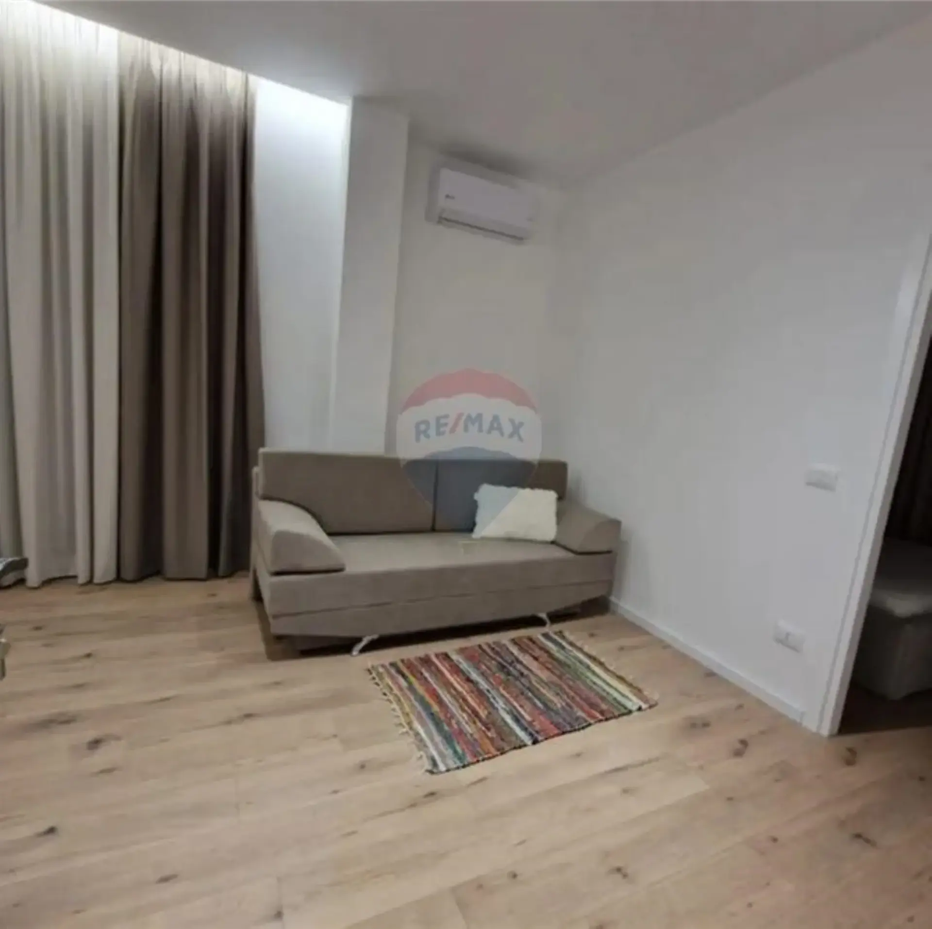 Interni, hotel 375 m² in vendita a Valona