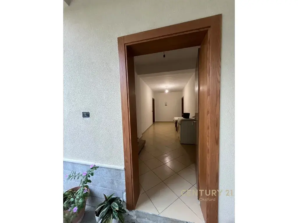Balcone, appartamento 1+1 in affitto a Sauk, Tirana