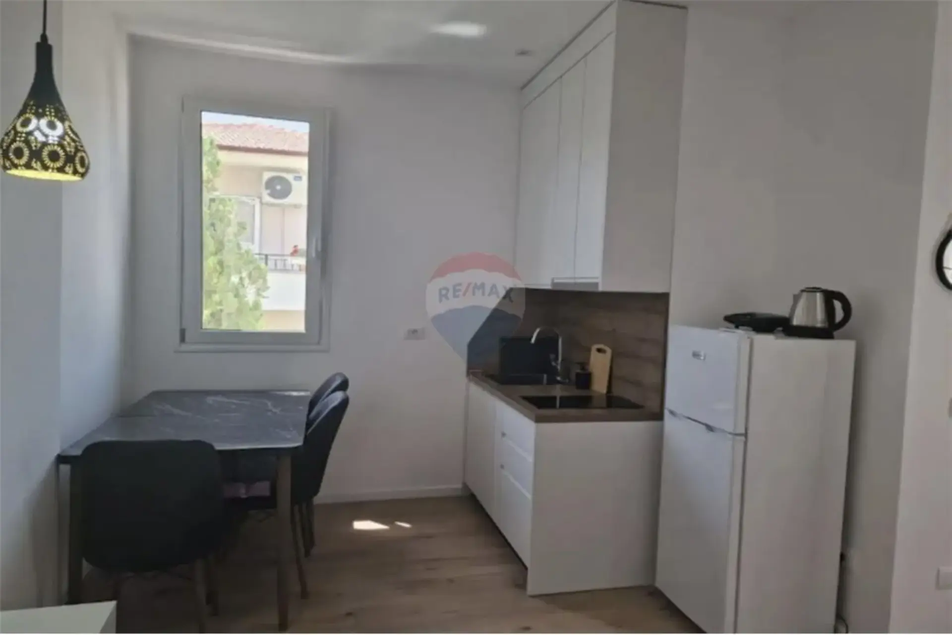 Interni, hotel 375 m² in vendita a Valona