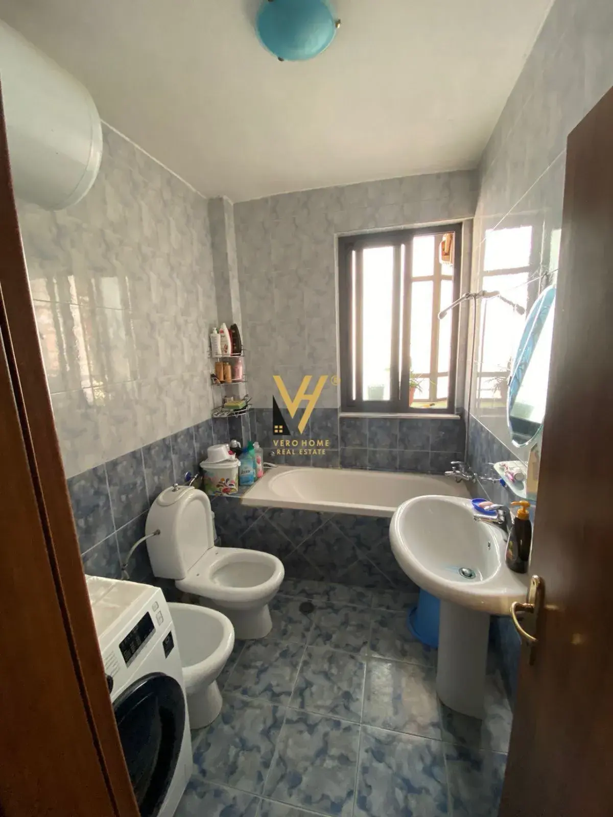Ballkoni, apartament 2+1 me qira në Komuna e Parisit, Tiranë