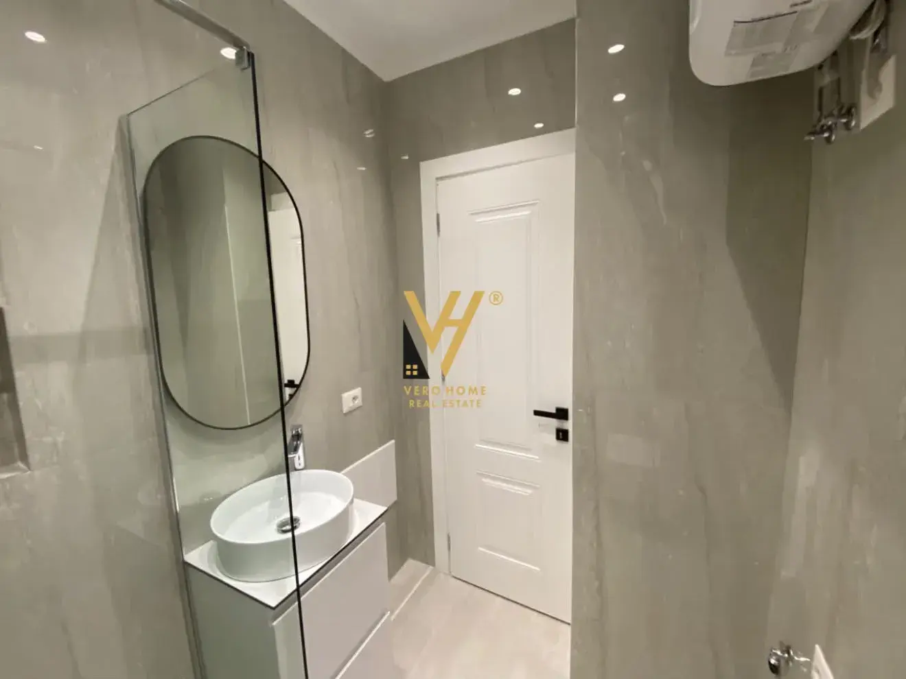 Badezimmer, Einzimmerwohnung zu verkaufen in 21 Dhjetori, Tirana