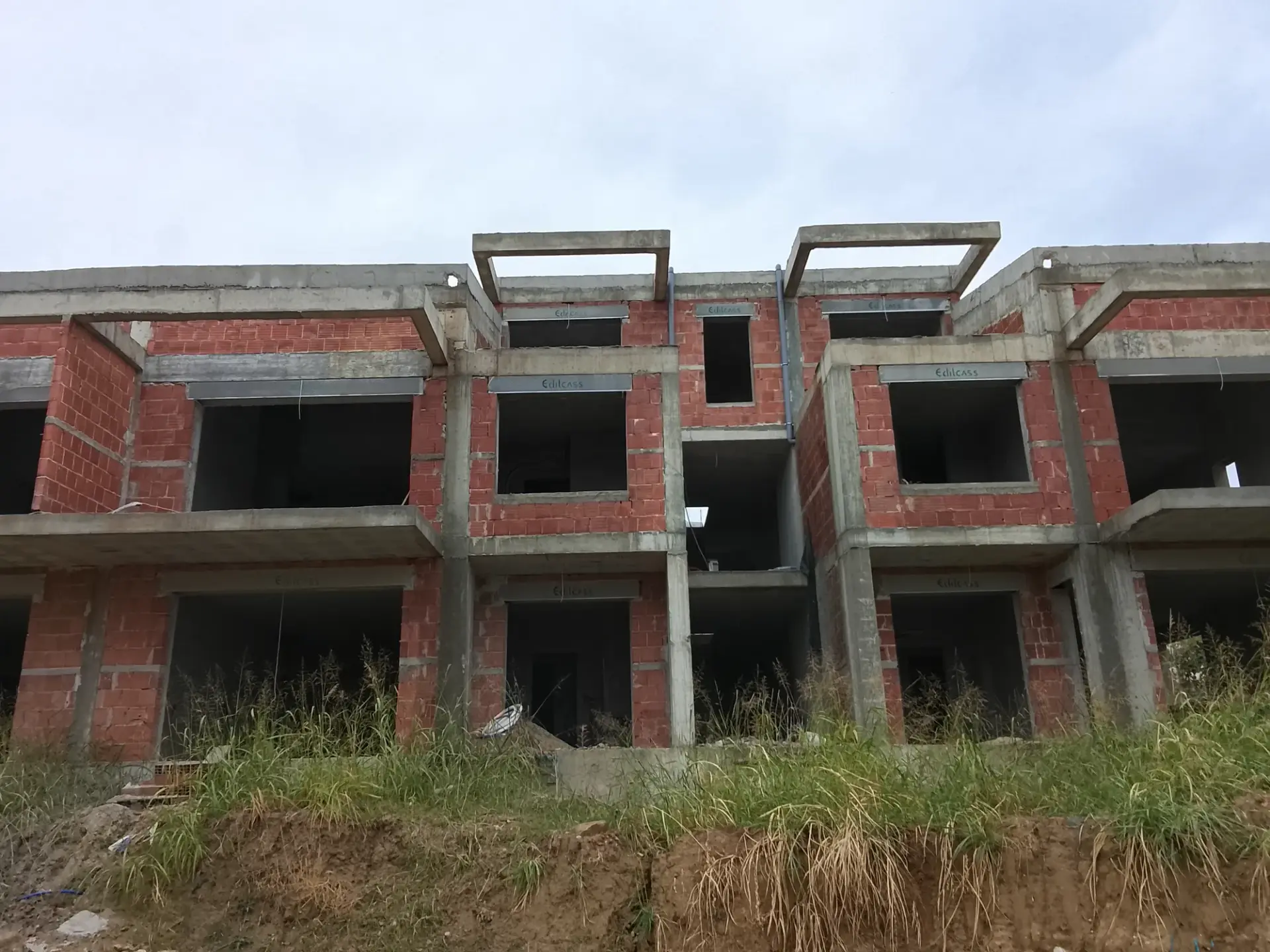 Dhoma e ndenjes, apartament 1+1 në shitje në Sauk, Tiranë