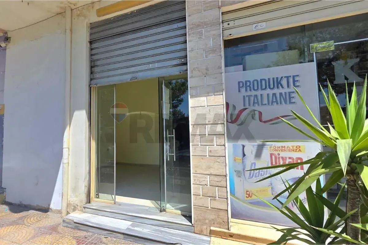 Interni, negozio 51 m² in vendita a Valona