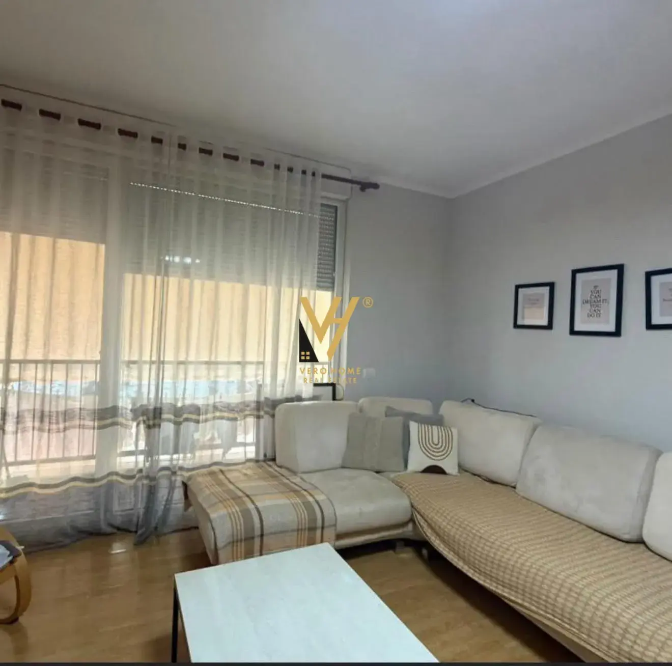 Salon, appartement 2+2+2 à louer à 21 Dhjetori, Tirana