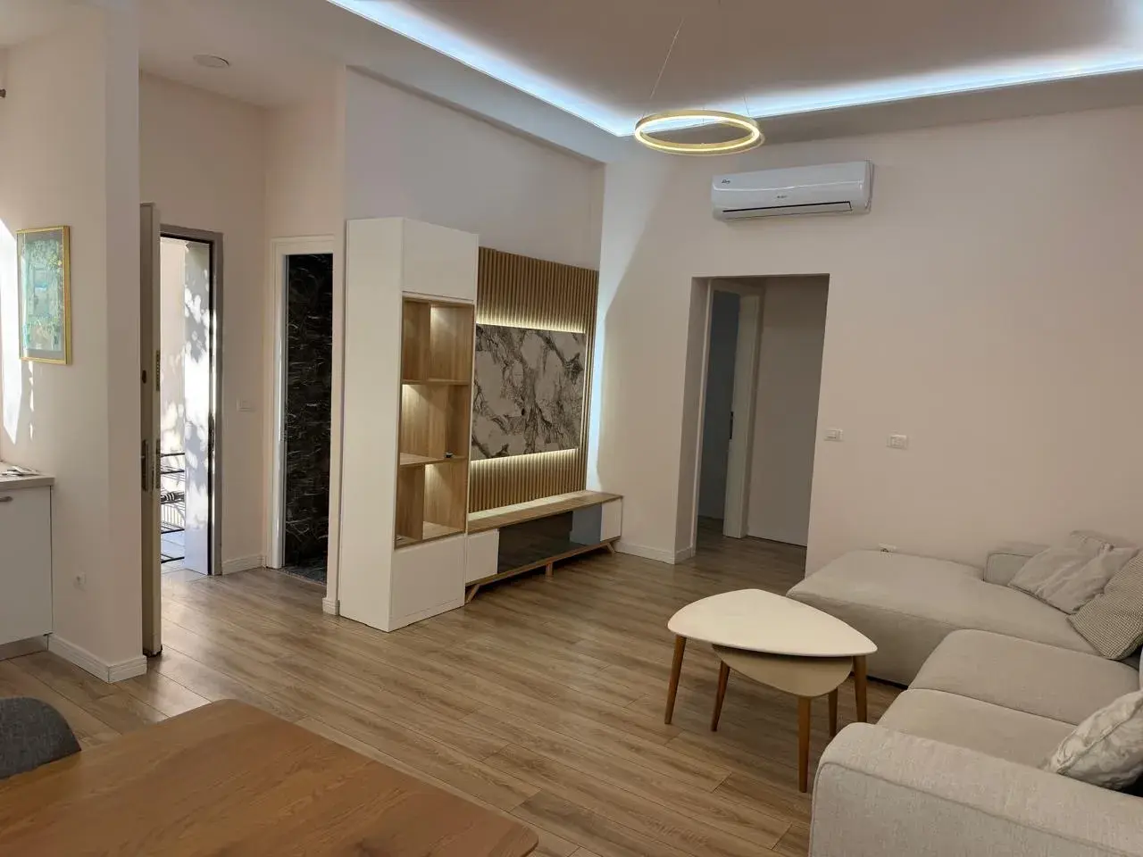Innenansicht, Wohnung 2+1+2 zu vermieten in Kinostudio, Tirana