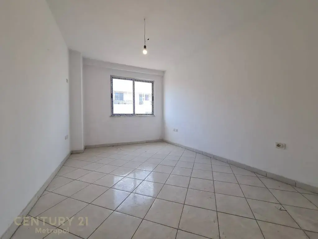 Brendësia, apartament 2+1 në shitje në Yzberisht, Tiranë