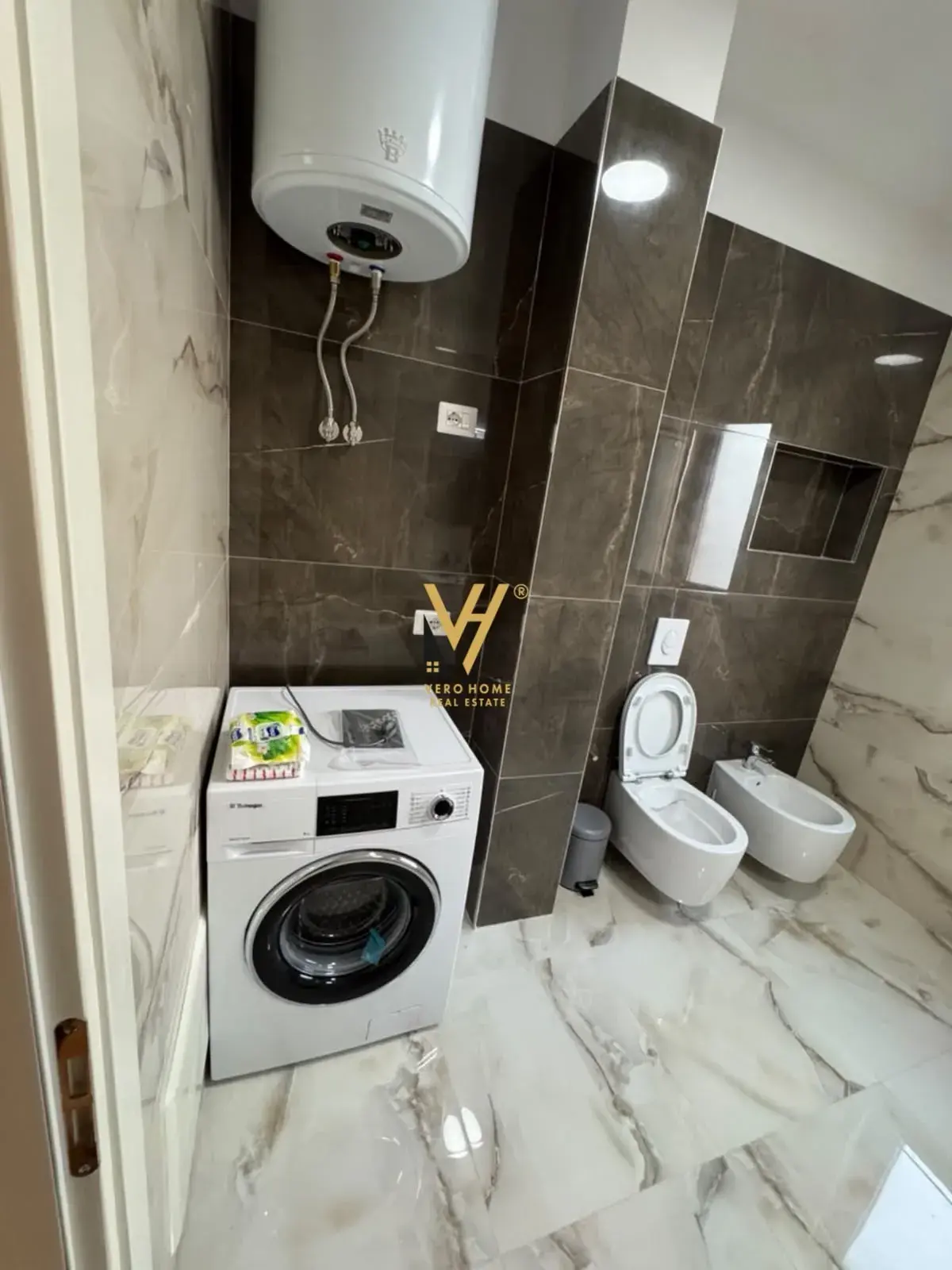 Immeuble, appartement 2+1 à louer à 21 Dhjetori, Tirana