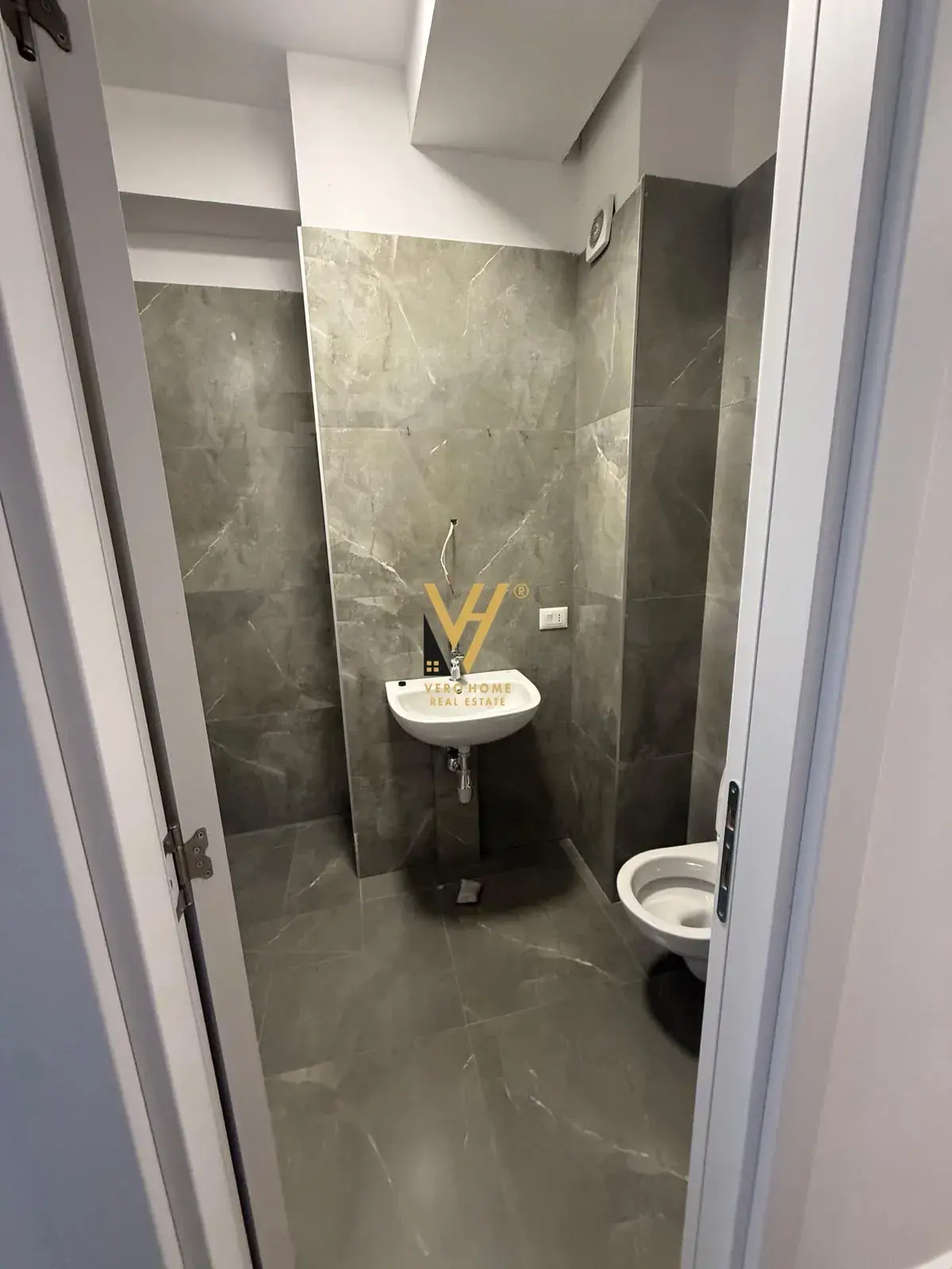 Brendësia, zyrë 105 m² me qira në Rruga e Dibrës, Tiranë