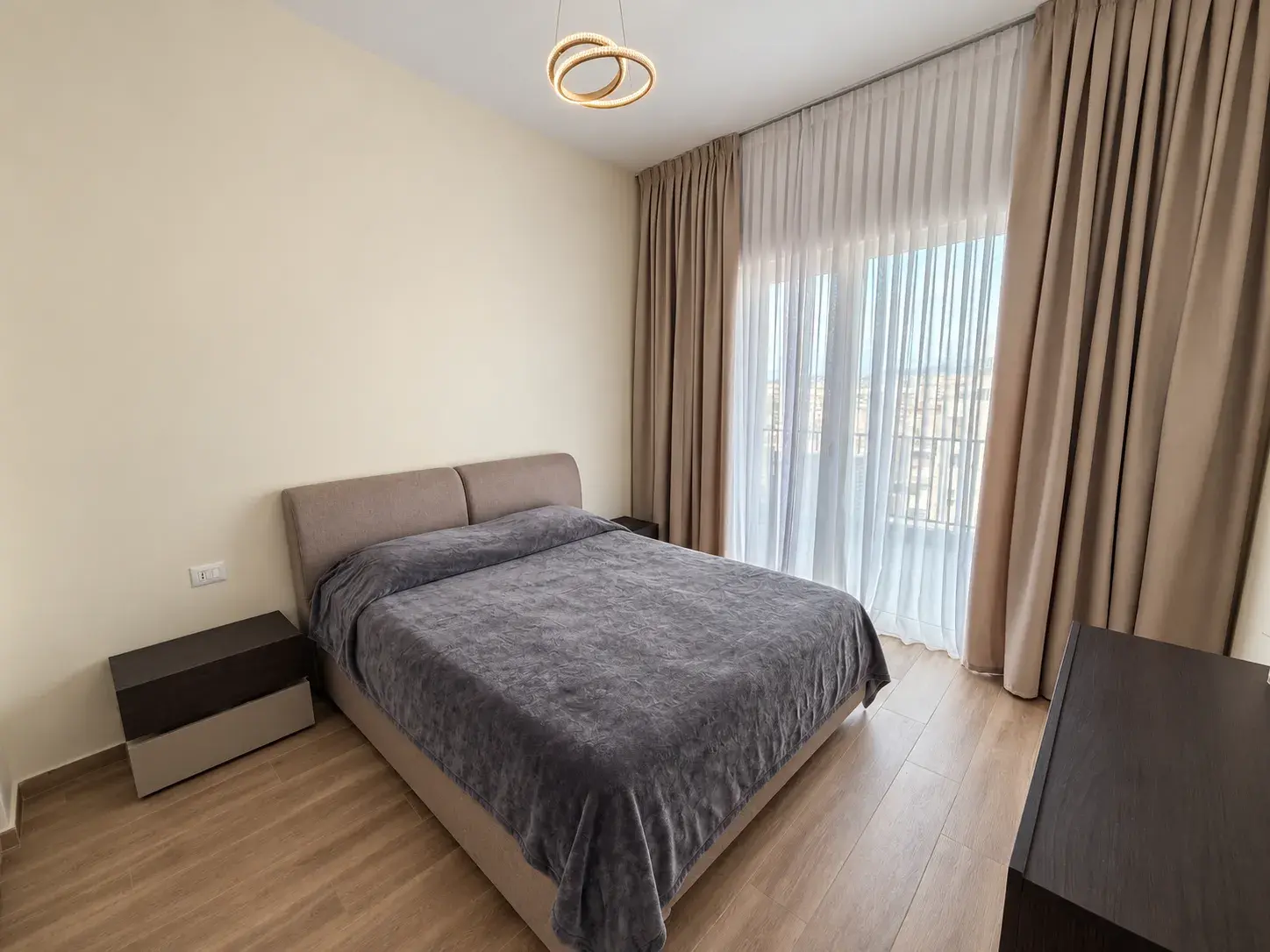 Camera da letto, appartamento 1+1 in affitto a Laprakë, Tirana