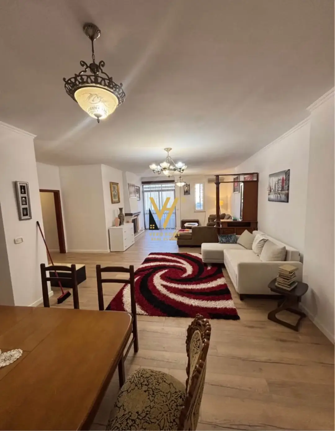 Dhoma e ndenjes, apartament 3+2 me qira në Rruga e Kavajës, Tiranë, 150 m²