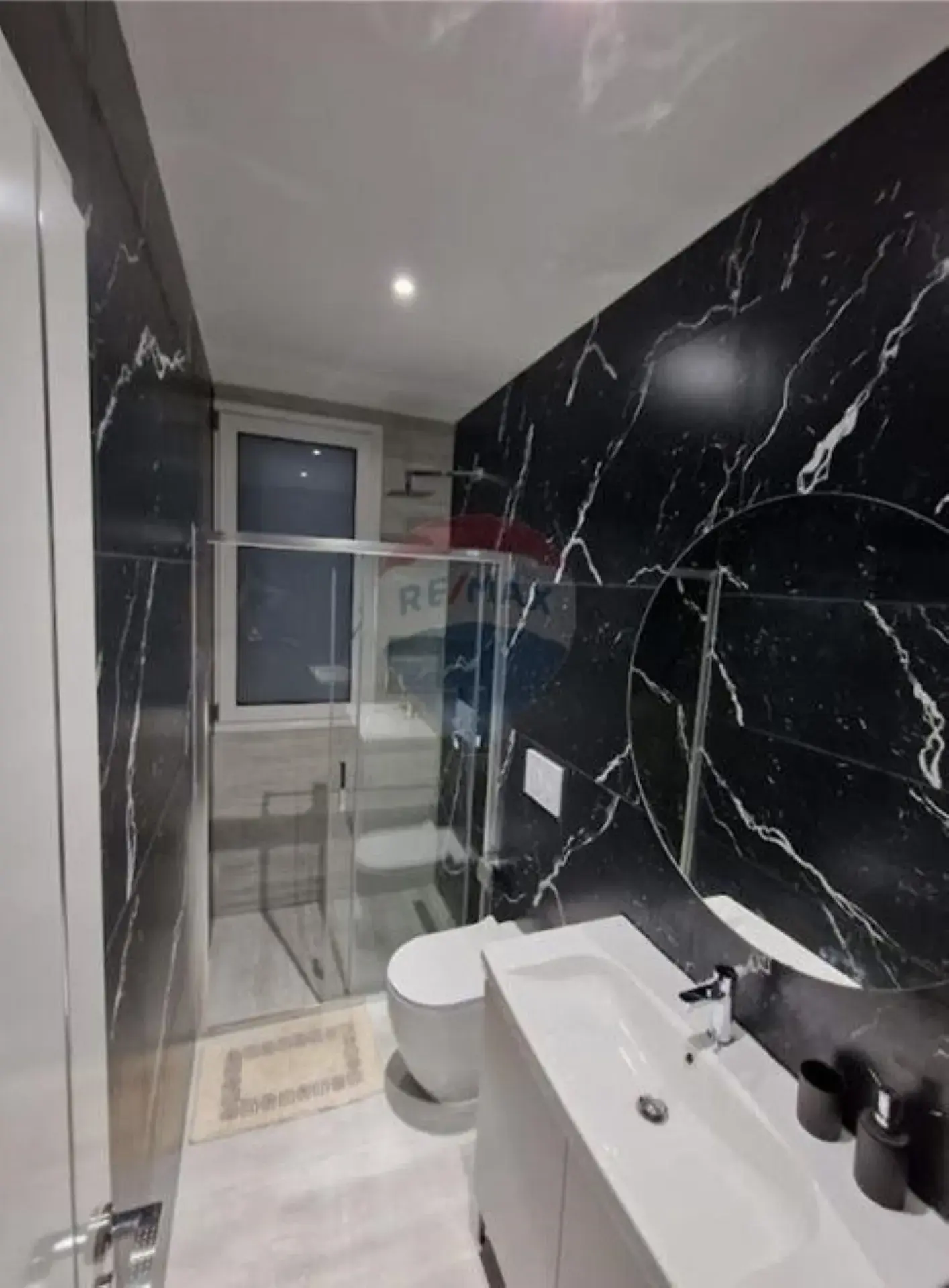 Interni, hotel 375 m² in vendita a Valona