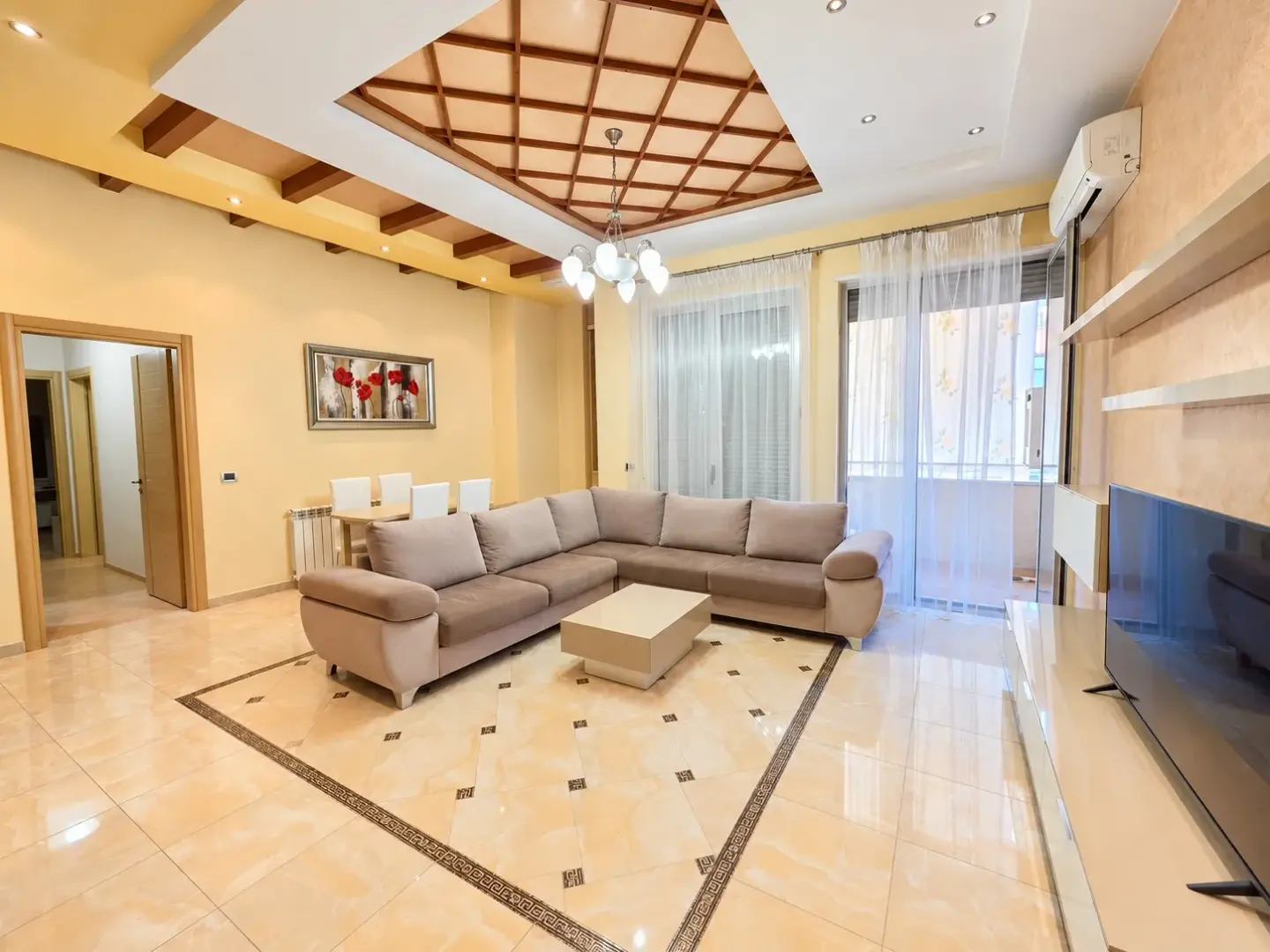 Brendësia, apartament 2+1 me qira në Pazari i Ri, Tiranë