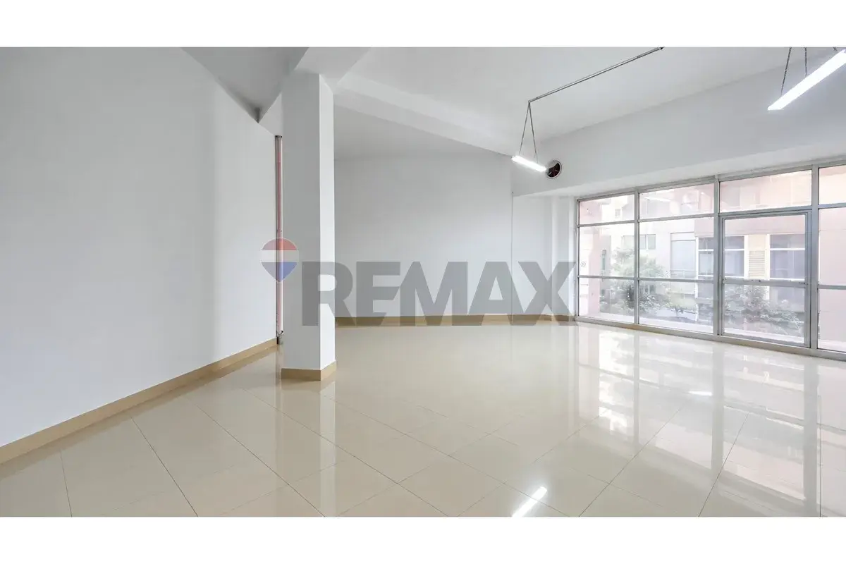 Interior, 63 m² shop for sale in Pavarësia, Vlora