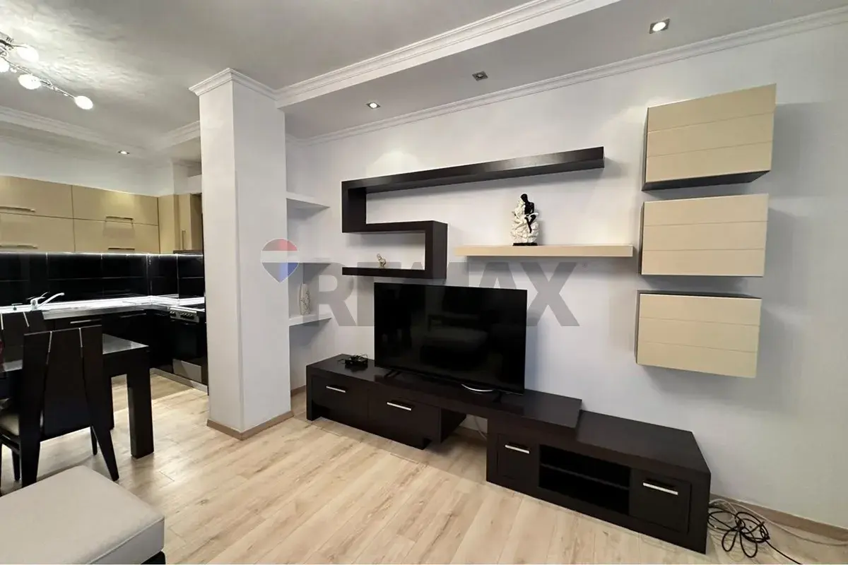 Dhoma e ndenjes, apartament 2+1 me qira në Kodra e Diellit, Tiranë