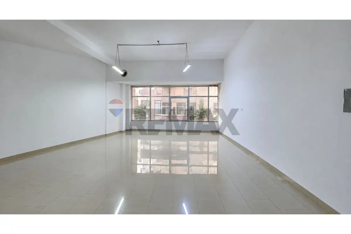 Interior, 63 m² shop for sale in Pavarësia, Vlora