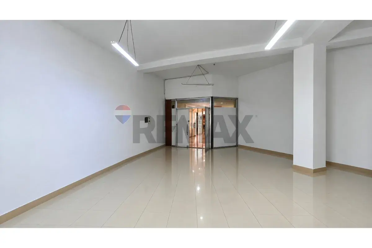 Interior, 63 m² shop for sale in Pavarësia, Vlora