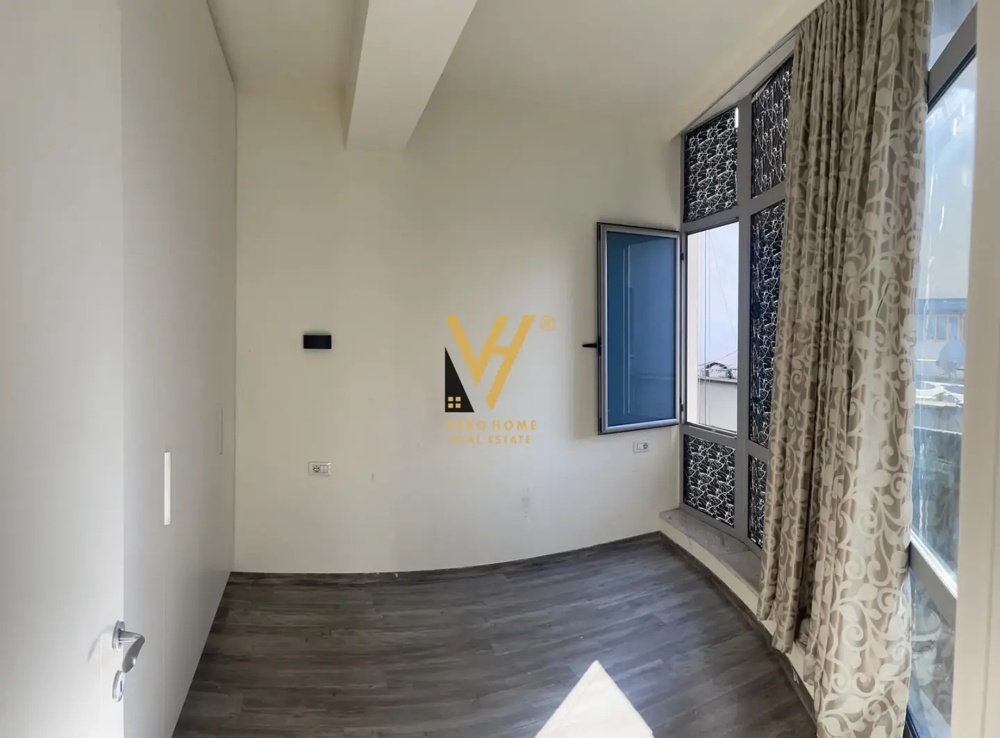 Interni, ufficio 96 m² in affitto a Rruga e Kavajës, Tirana