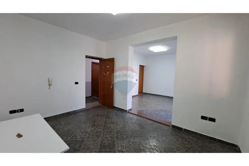 Innenansicht, Büro 100 m² zu vermieten in Skelë, Vlora