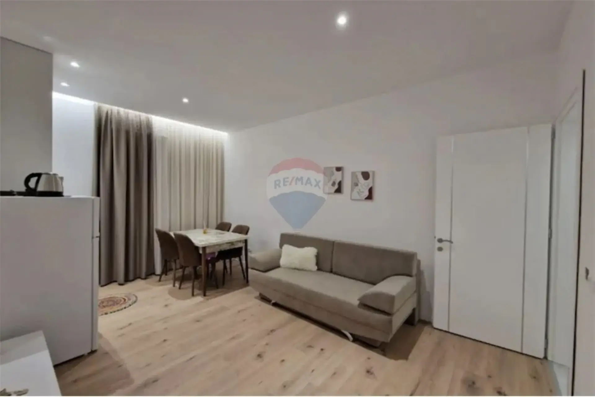 Interni, hotel 375 m² in vendita a Valona