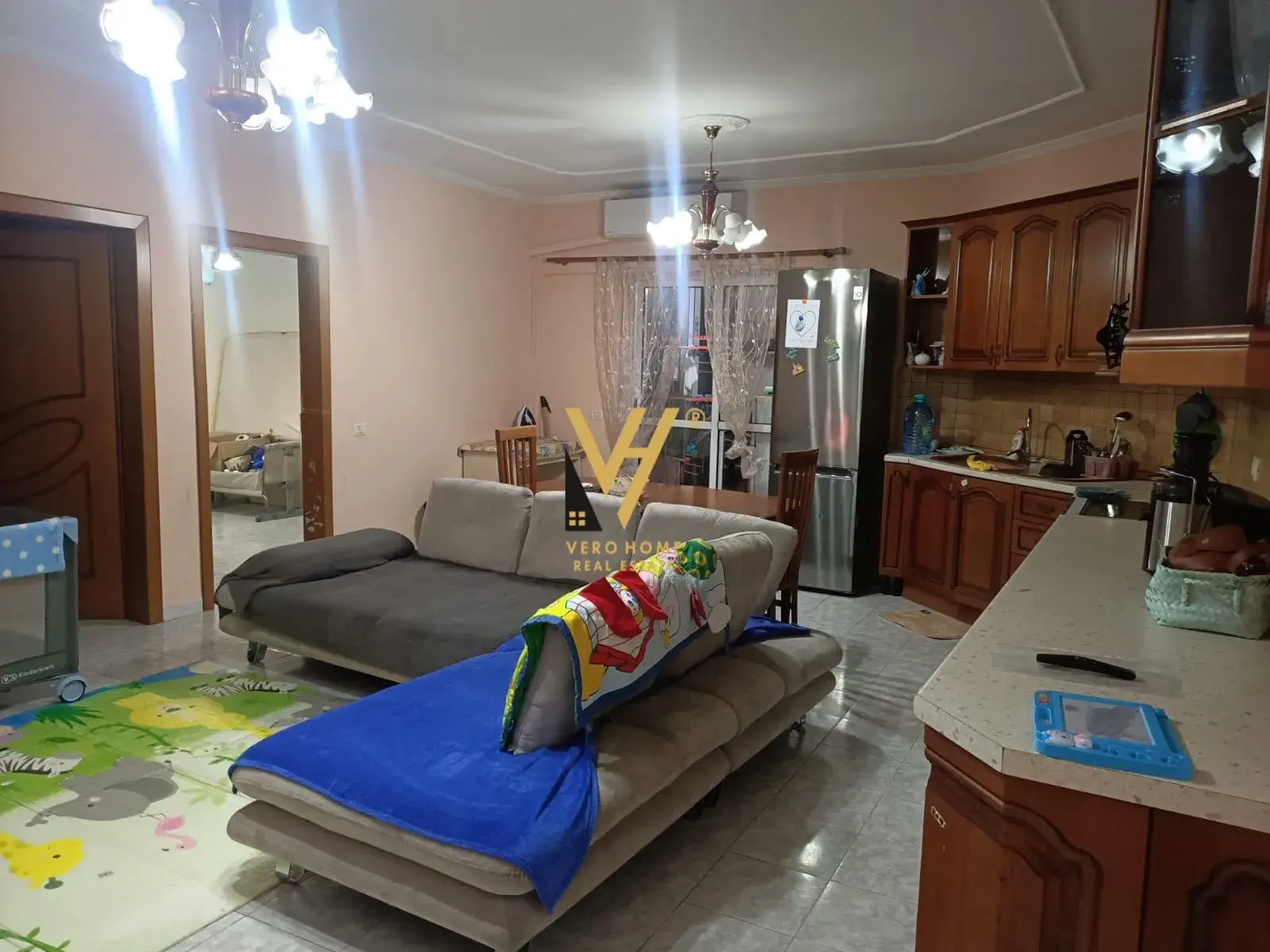 Soggiorno, appartamento 2+1 in affitto a Komuna e Parisit, Tirana