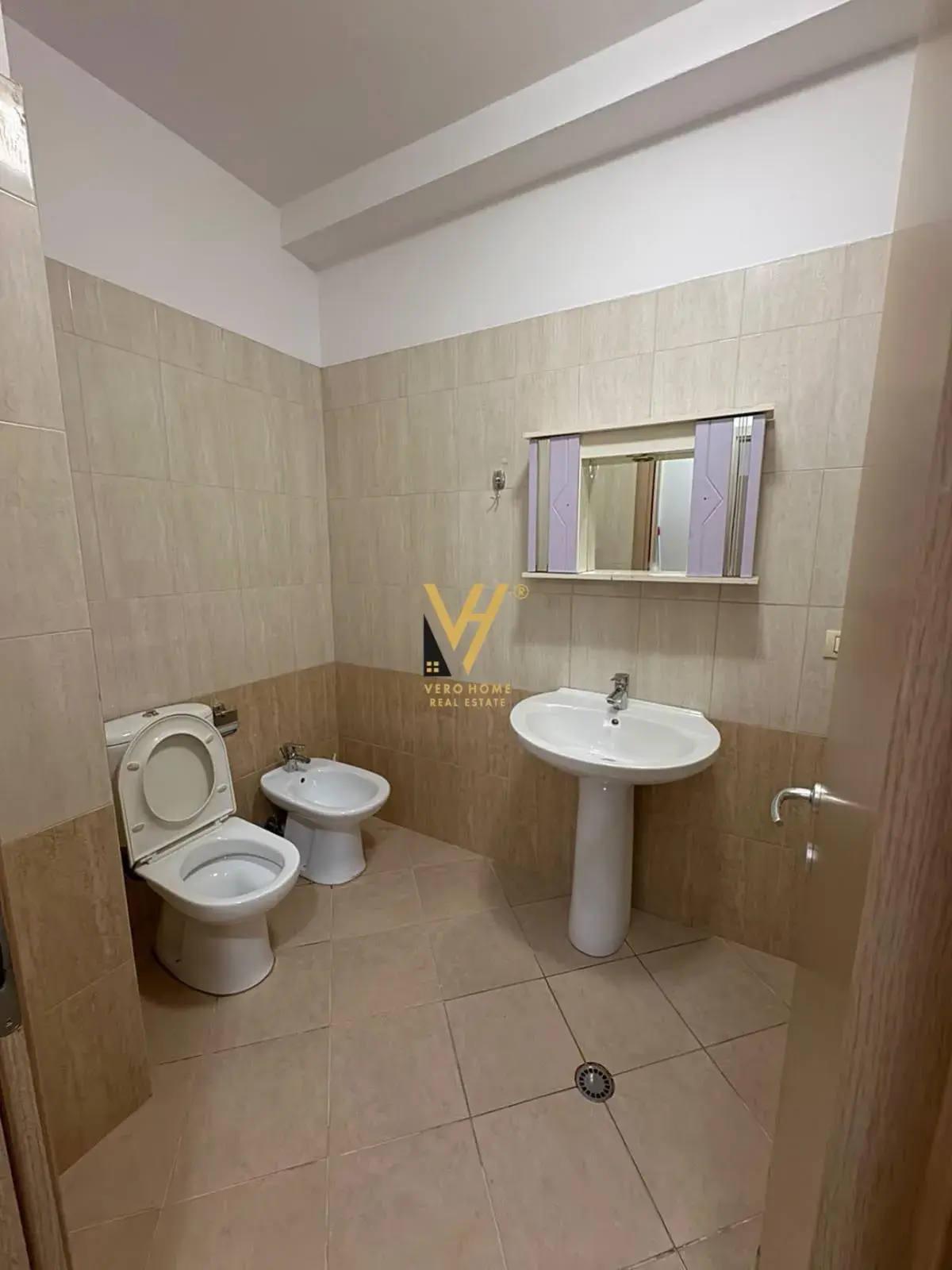 Gebäude, Wohnung 2+1 zu vermieten in Tirana