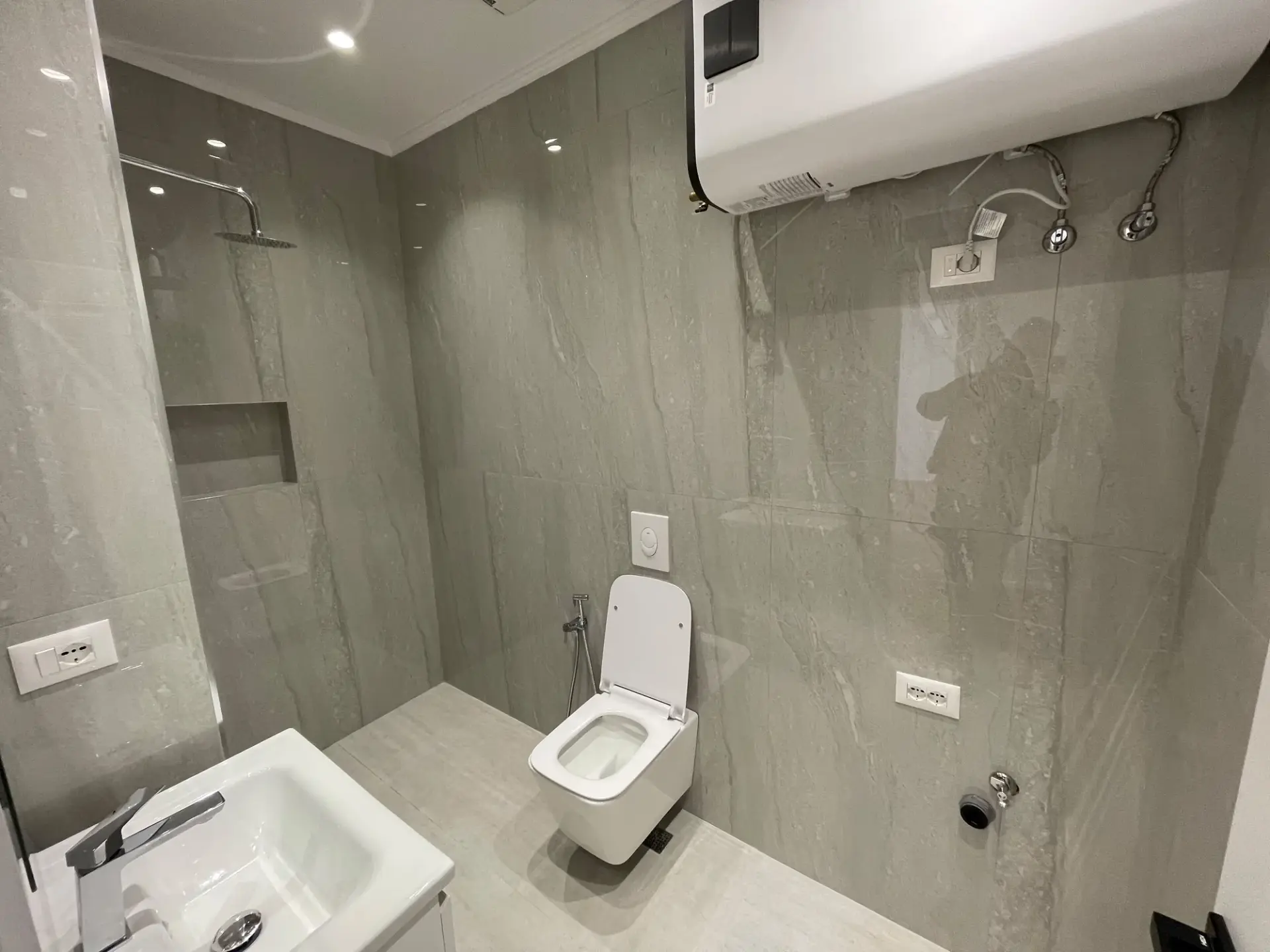 Intérieur, appartement 1+1 à vendre à Zogu i Zi, Tirana