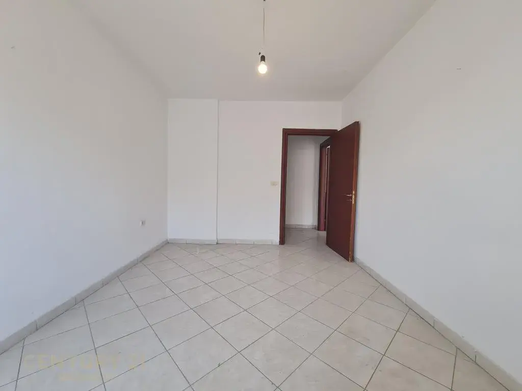 Brendësia, apartament 2+1 në shitje në Yzberisht, Tiranë