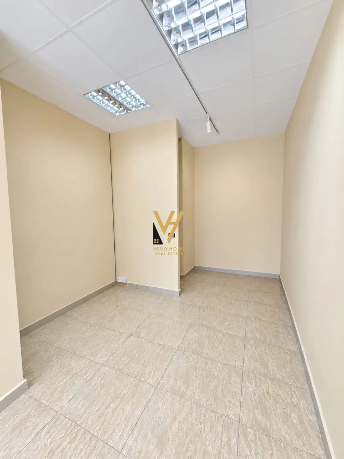 Interni, negozio 42 m² in affitto a Porcelan, Tirana