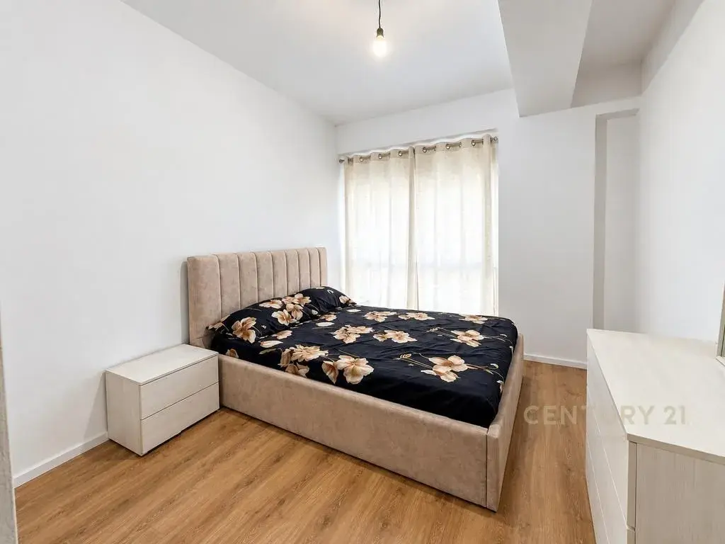 Dhoma e gjumit, apartament 1+1 në shitje në Ali Demi, Tiranë