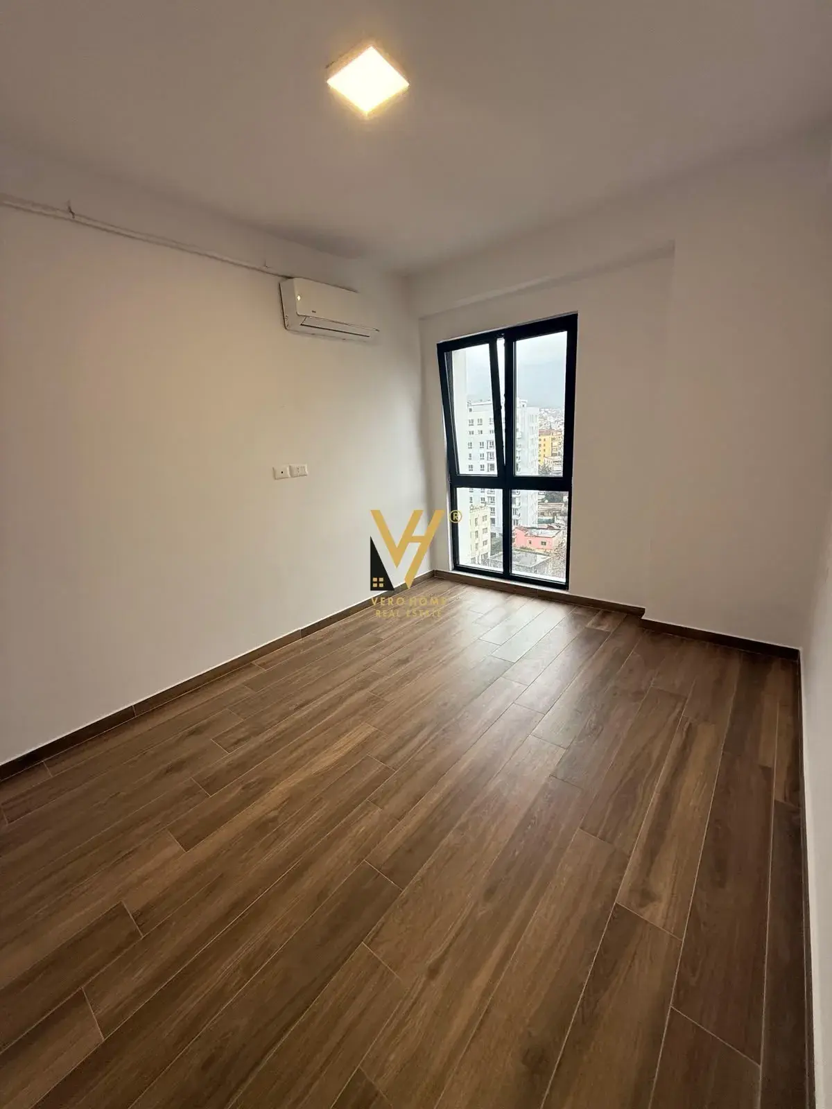 Brendësia, zyrë 105 m² me qira në Rruga e Dibrës, Tiranë