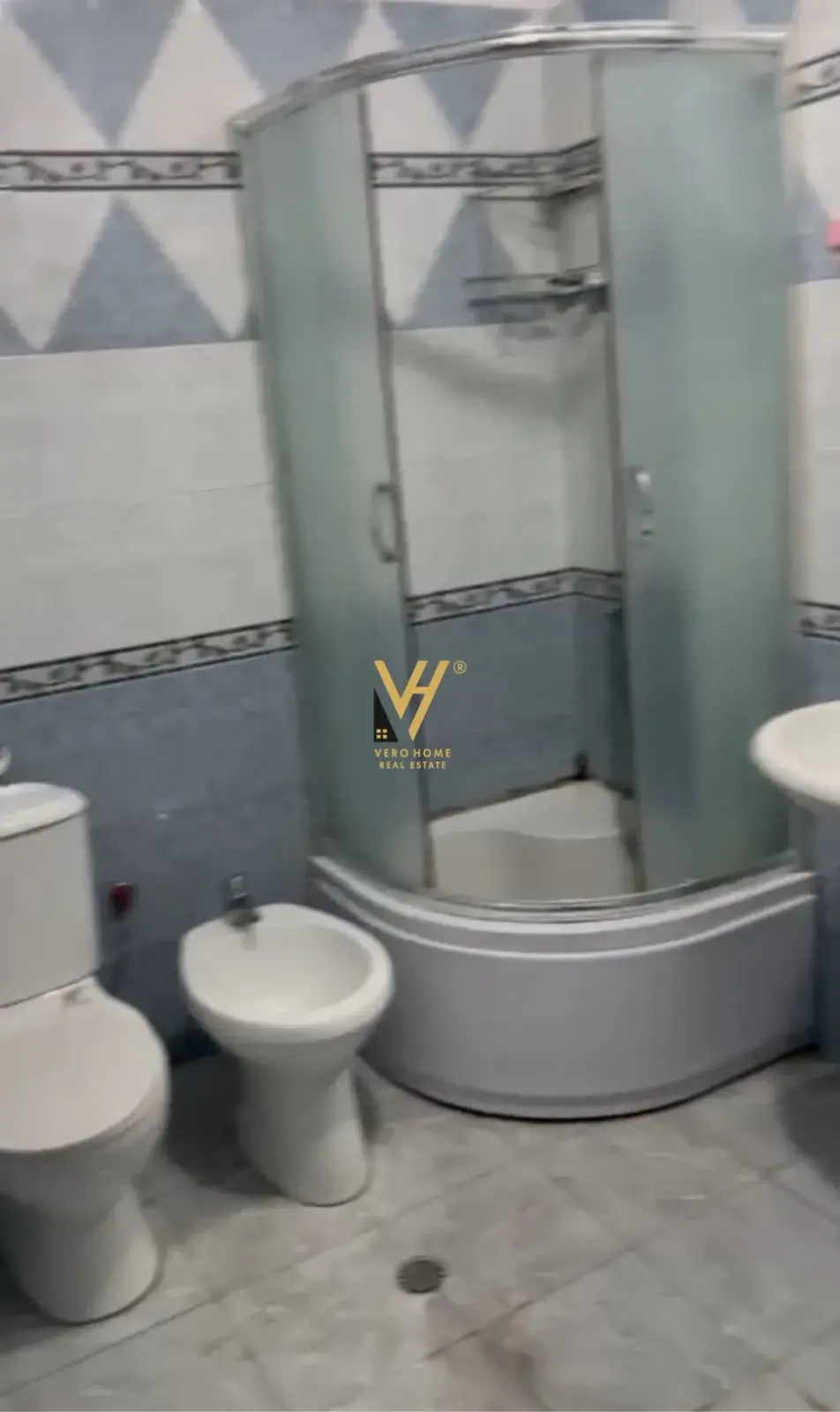 Badezimmer, Wohnung 1+1 zu verkaufen in Tirana