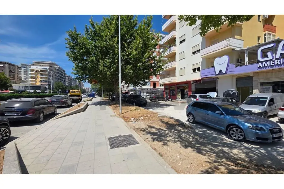 Interni, negozio 51 m² in vendita a Valona