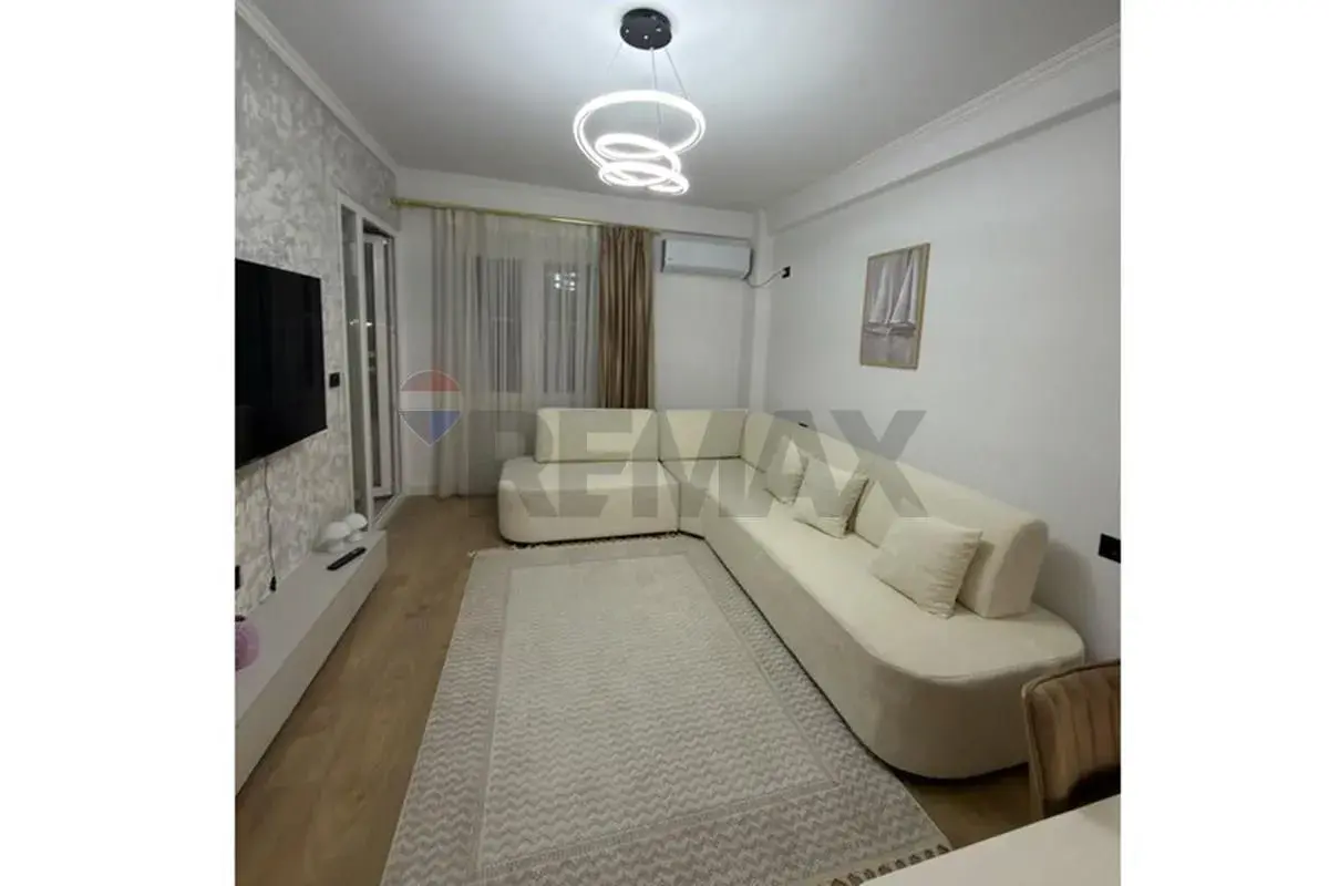 Dhoma e ndenjes, apartament 1+1 me qira në Yzberisht, Tiranë
