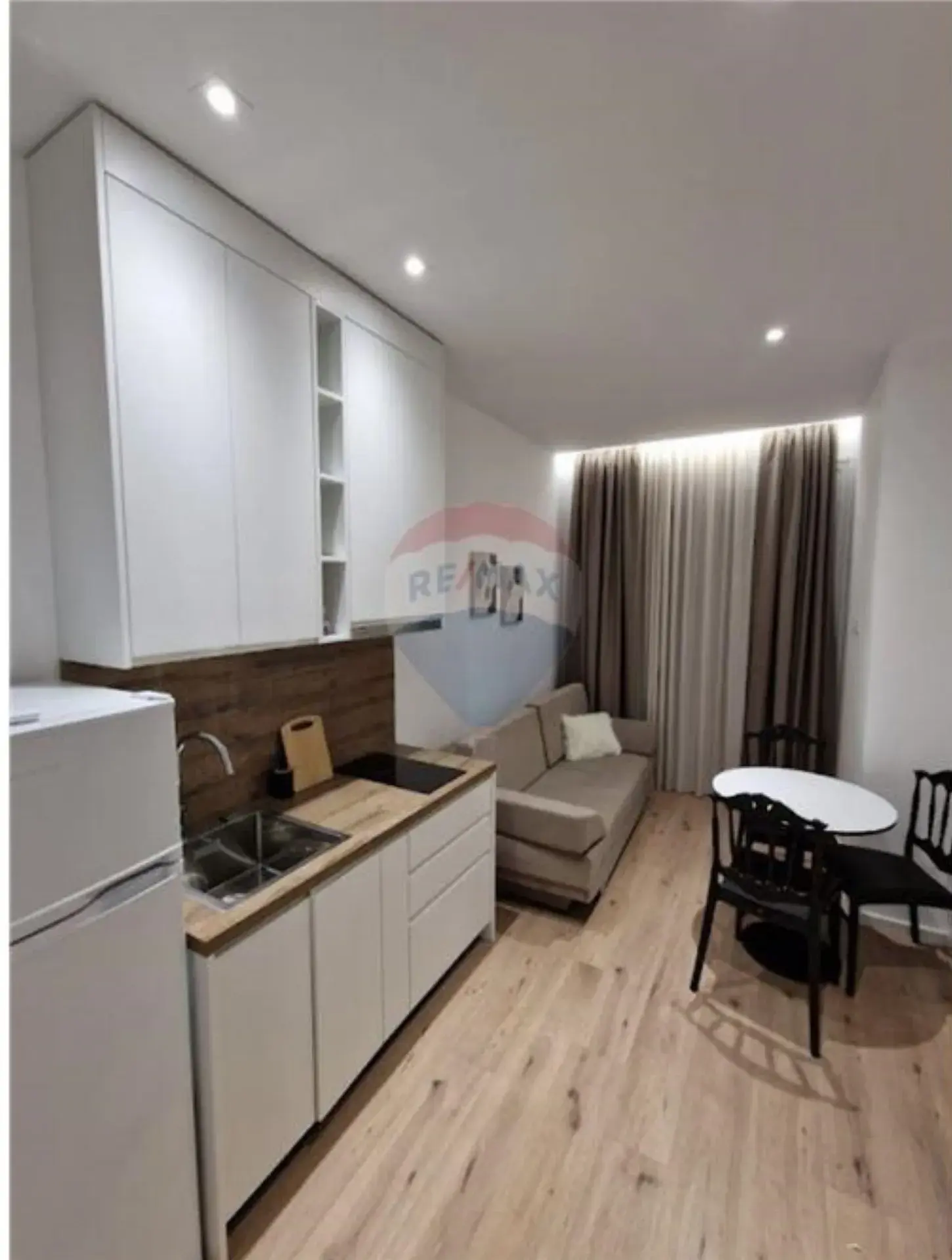 Interni, hotel 375 m² in vendita a Valona