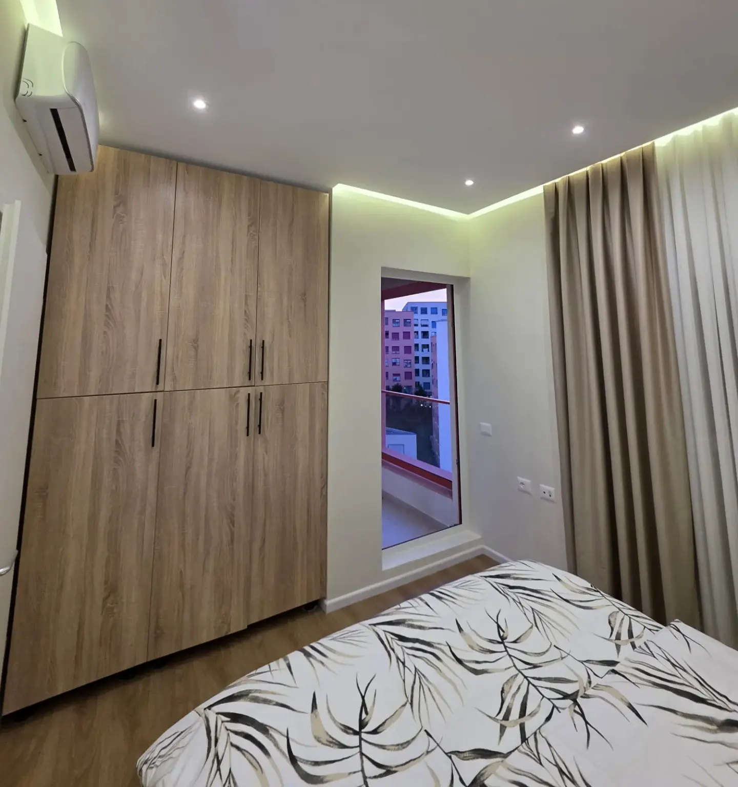 Dhoma e gjumit, apartament 2+1 në shitje në Ali Demi, Tiranë