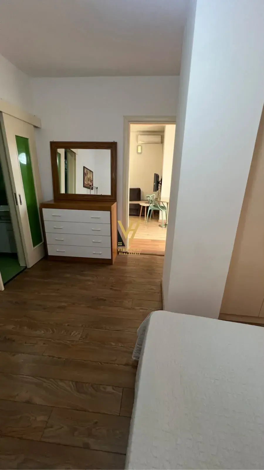 Dhoma e gjumit, apartament 1+1 me qira në Komuna e Parisit, Tiranë