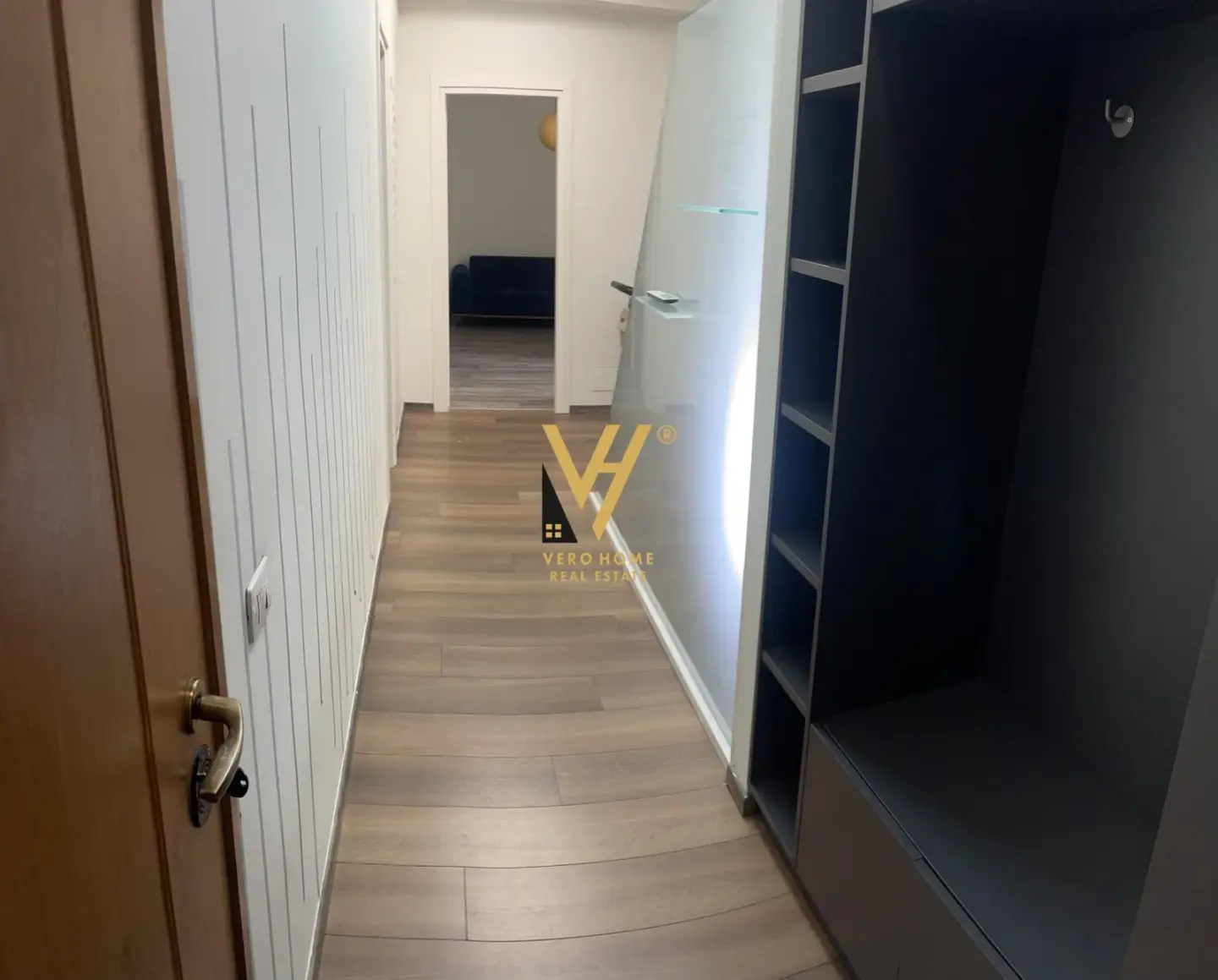 Interni, ufficio 96 m² in affitto a Rruga e Kavajës, Tirana