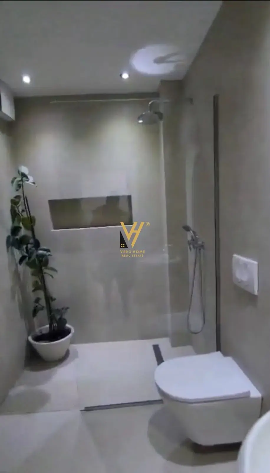 Intérieur, bureau 80 m² à louer à Pazari i Ri, Tirana