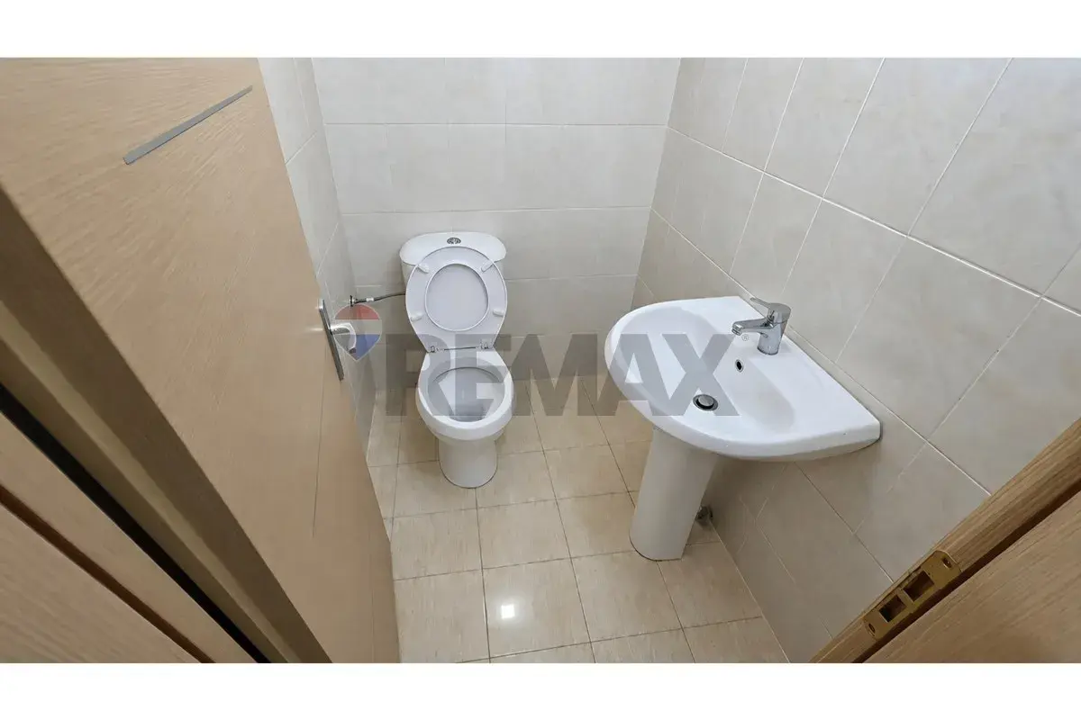 Interior, 63 m² shop for sale in Pavarësia, Vlora