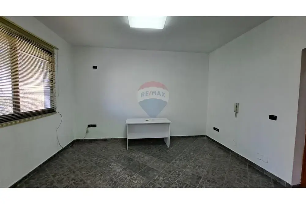 Innenansicht, Büro 100 m² zu vermieten in Skelë, Vlora