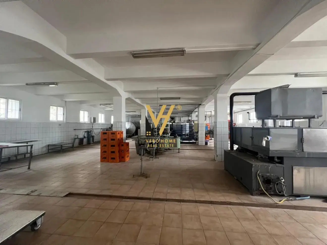 Intérieur, entrepôt 1 200 m² à vendre à Shkozë, Tirana