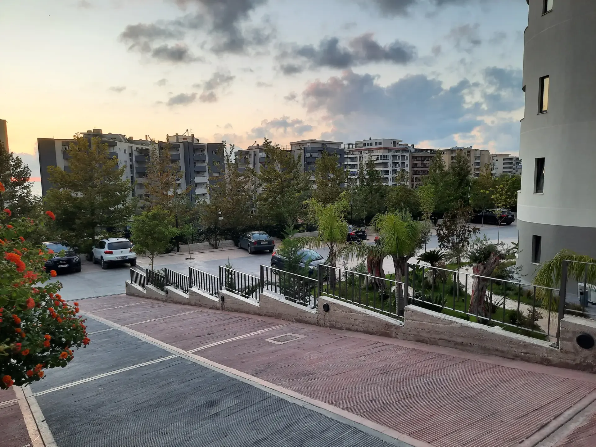 Parkimi, apartament 1+1 me qira në Uji i Ftohtë, Vlorë