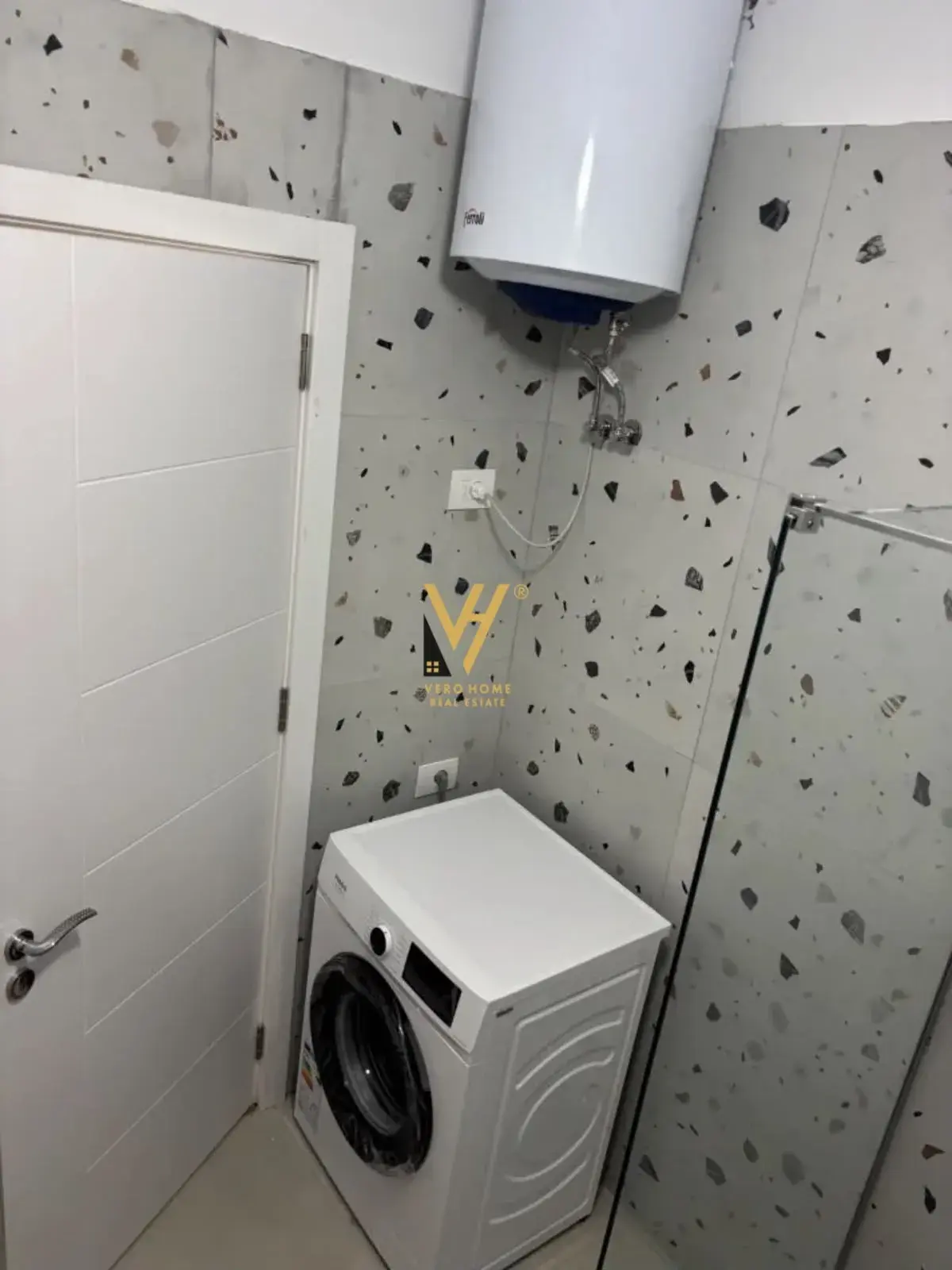 Ballkoni, apartament 1+1 me qira në Tiranë