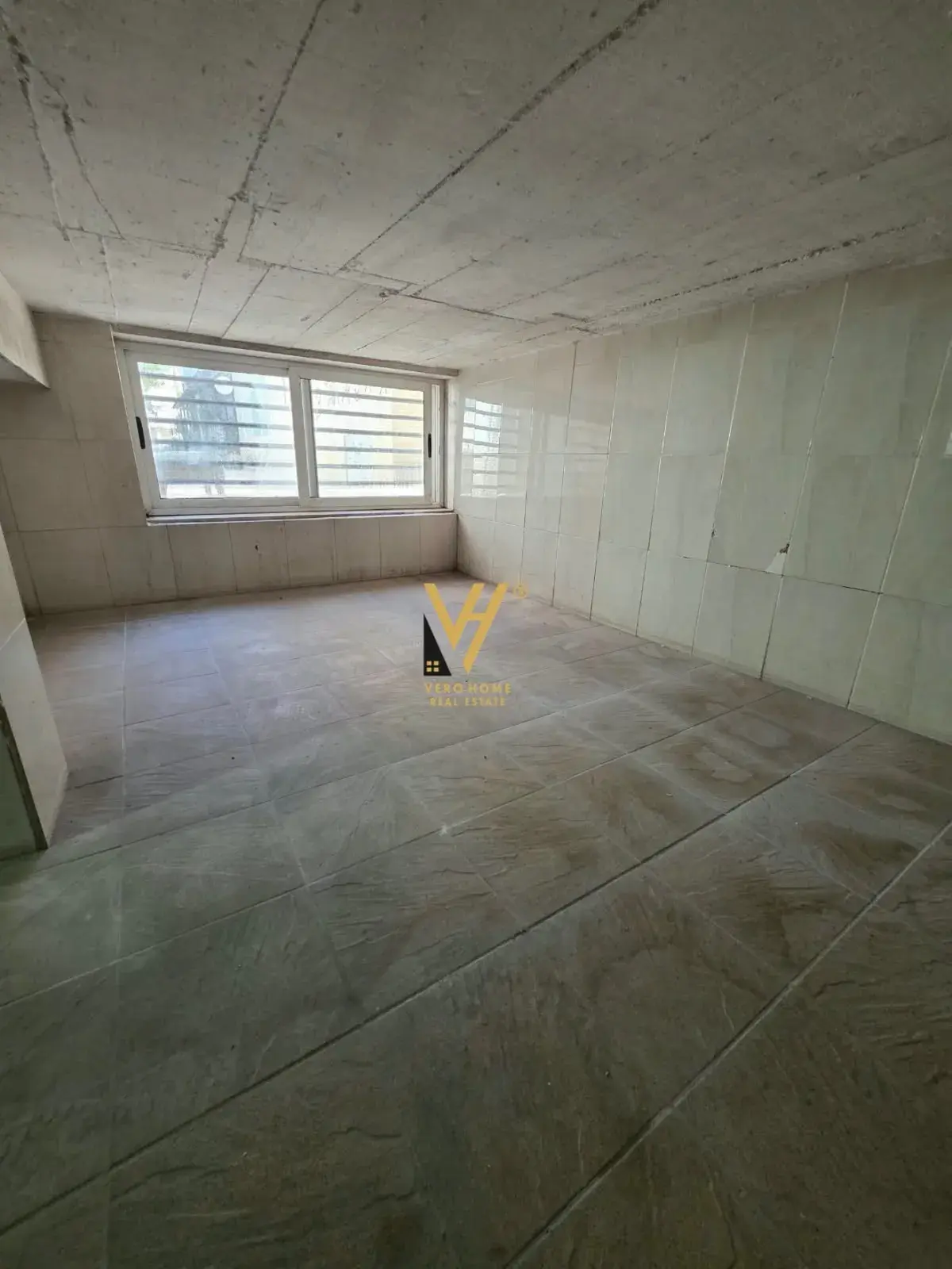 Interni, negozio 80 m² in vendita a Tirana