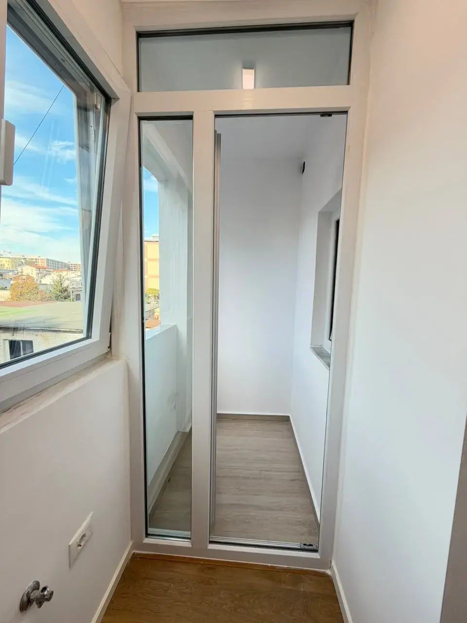 Dhoma e ndenjes, apartament 1+1 në shitje në Rruga e Kavajës, Tiranë