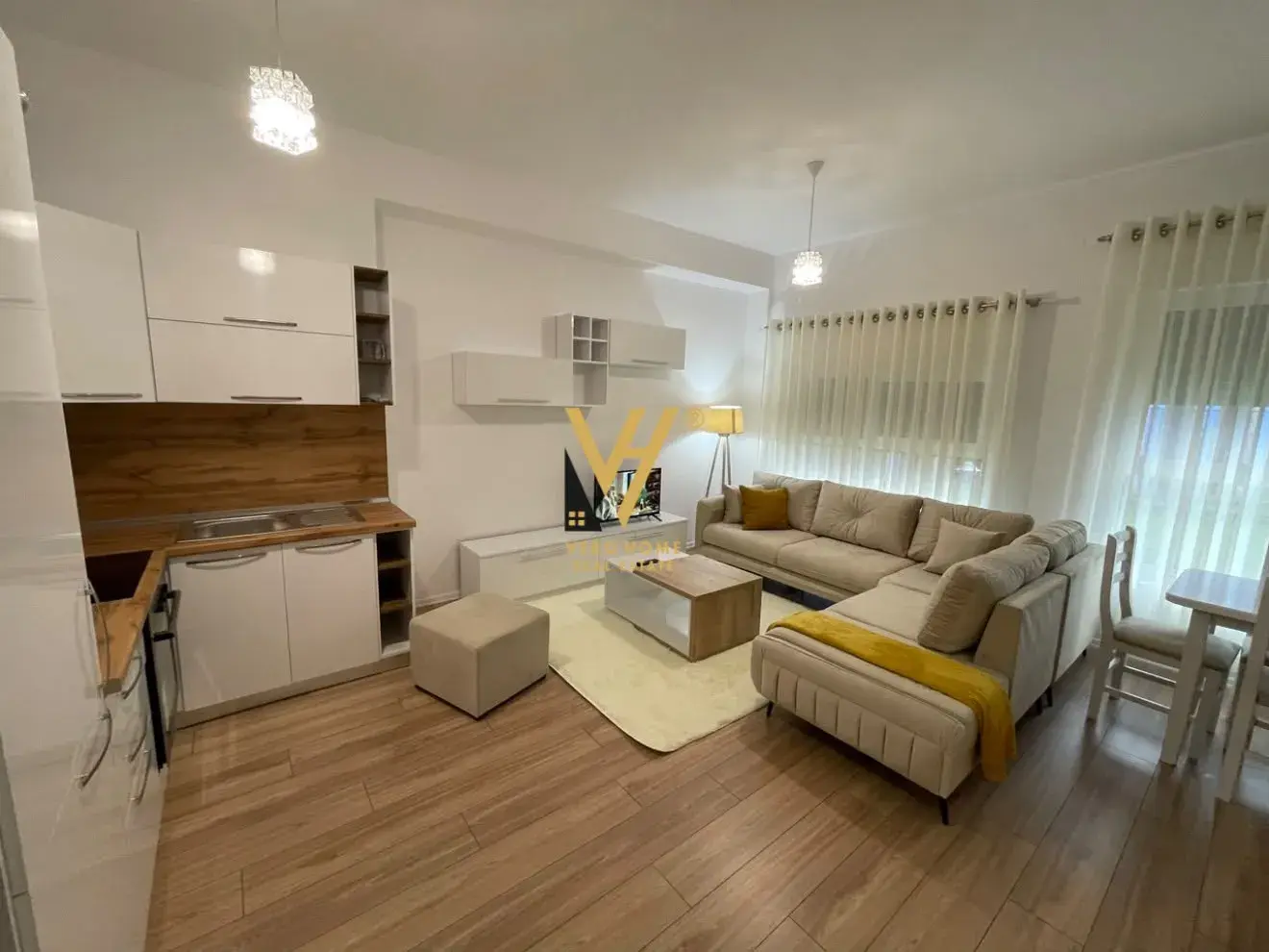 Dhoma e ndenjes, apartament 2+1 me qira në Ali Demi, Tiranë