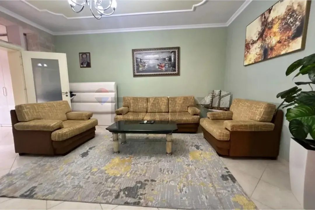 Soggiorno, appartamento 1+1 in affitto a Skelë, Valona, 75 m²