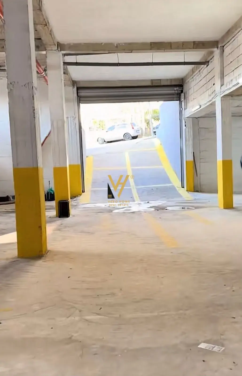 Interni, magazzino 421 m² in vendita a Tirana